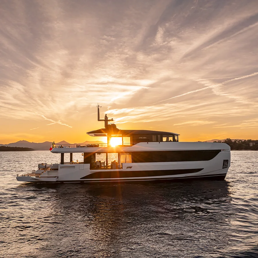 Uno degli yacht Arcadia naviga in mare aperto.