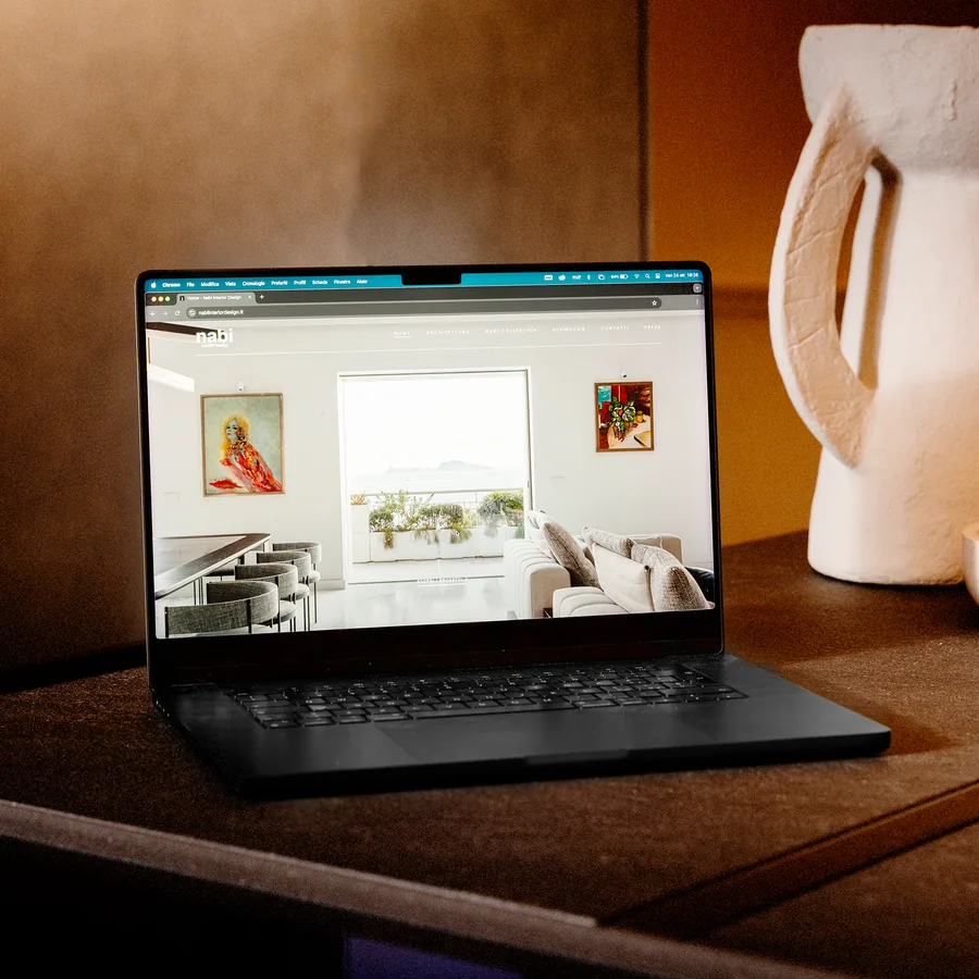 Un computer portatile su un tavolo, su cui è visibile il sito web di Nabi.